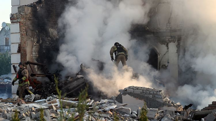 Russland bombardiert die Millionenstadt Charkiw. Kiew ruft den Westen zur Lieferung von mehr Artillerie-Granaten zur Verteidigung auf.