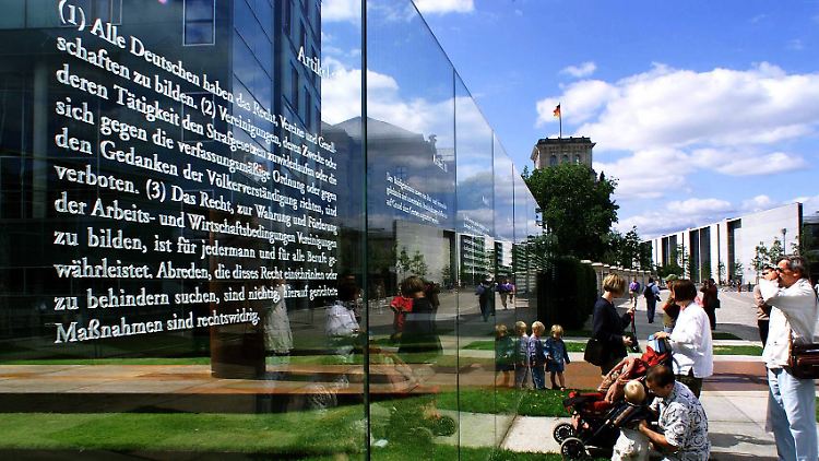 "Die Würde des Menschen ist unantastbar." Im Zentrum der Installation des israelischen Künstlers Dani Karavan "Grundgesetz 49" am Jakob-Kaiser-Haus in Berlin stehen die 19 Grundrechte.