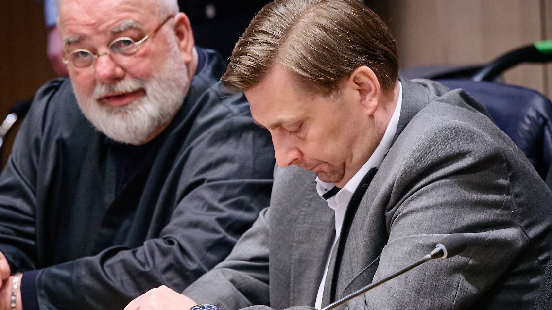 Der ehemalige Vize-Bürgermeister von Lünen, Daniel Wolski, hier am ersten Verhandlungstag mit Verteidiger Edgar Fiebig.