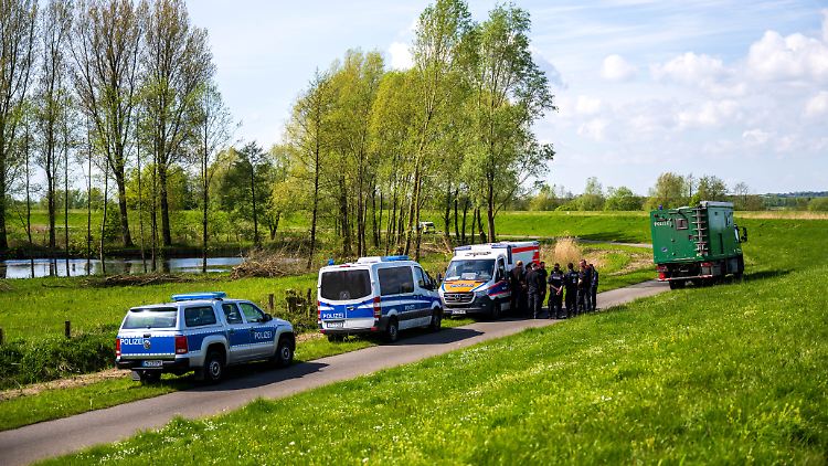 Die Polizei will bei der kommenden Suchaktion im Fluss Oste  Sonarboote, Taucher und spezielle Spürhunde einsetzen.