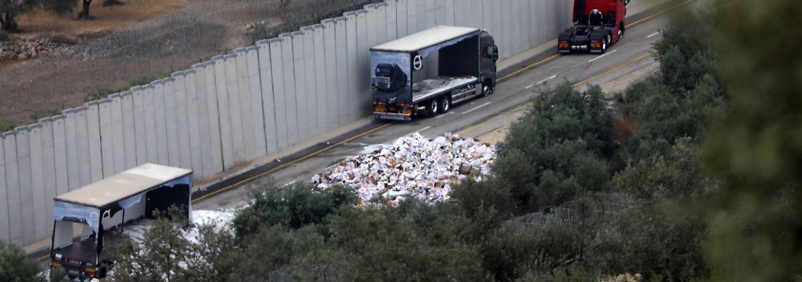 Ein Hilfskonvoi wurde durch einen Angriff israelischer Siedler zum Halten gebracht. LKW-Fahrer fürchten nun immer mehr um ihre Sicherheit, da sie bei solchen Attacken teils geschlagen und Lastwägen in Brand gesetzt wurden.