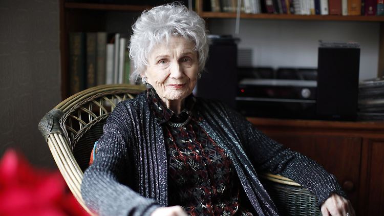 Alice Munro im Dezember 2013, kurz nachdem die kanadische Autorin mit dem Literatur-Nobelpreis ausgezeichnet wurde.