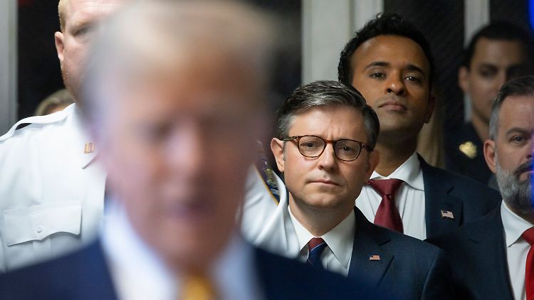 Mike Johnson kam mit Donald Trump zum Gerichtstermin. Und mit den beiden noch viele andere Politiker.