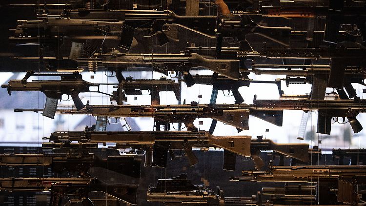 Waffen hängen im Museum des Waffenherstellers Heckler & Koch in einer Vitrine. 