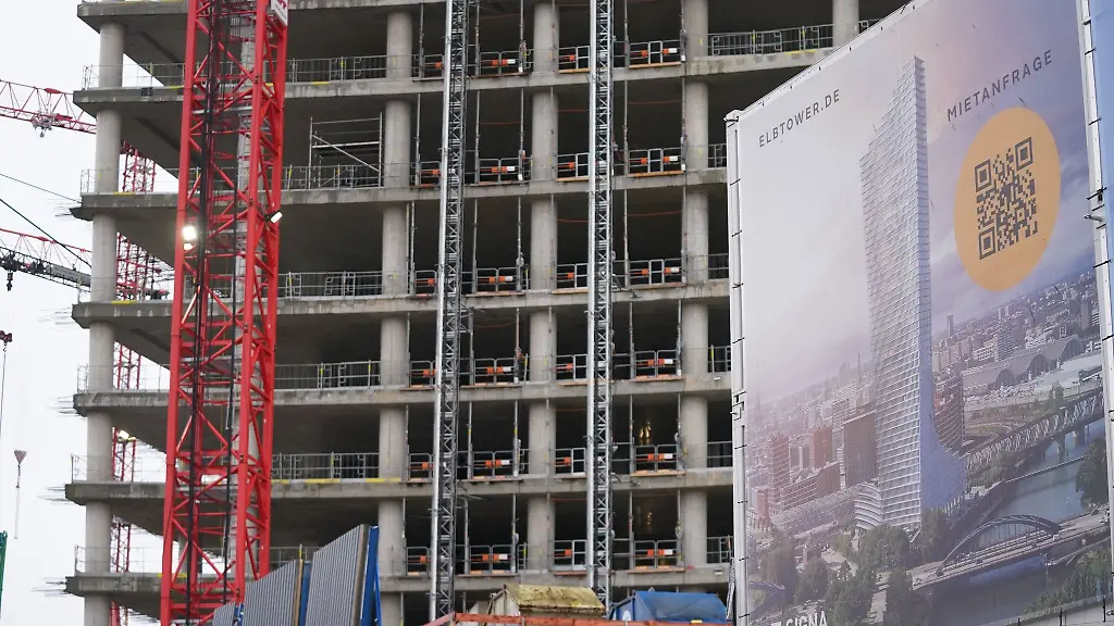 Blick-auf-die-Baustelle-des-Elbtowers-an-den-Elbbruecken-im-Hafen