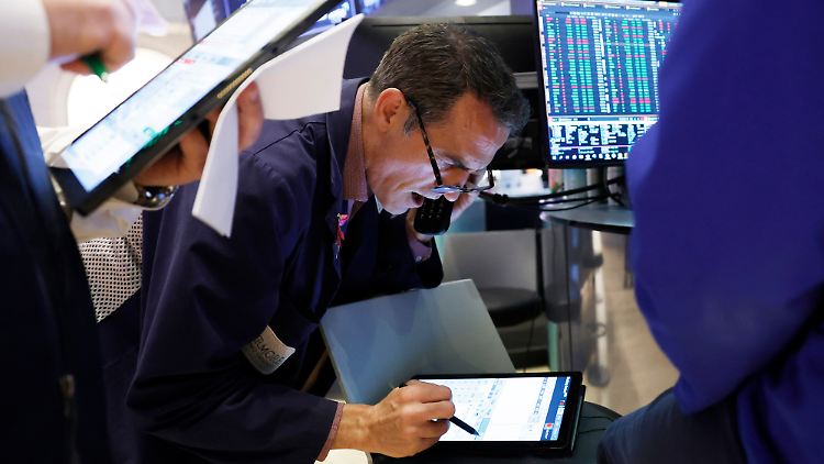 Fed-Chef Powell betont: Man hat es mit Zinssenkungen nicht eilig. An der Wall Street setzt man dennoch mehrheitlich auf eine Zinswende im September.