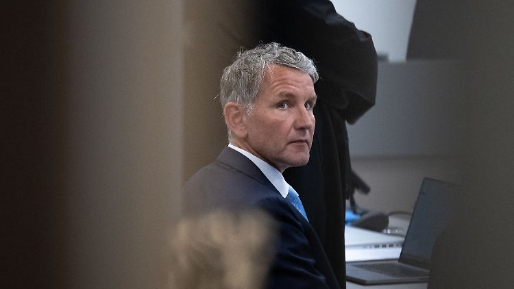 Höcke vor der Urteilsverkündung in Halle. Mit einer Verurteilung hatte er offenbar nicht gerechnet.