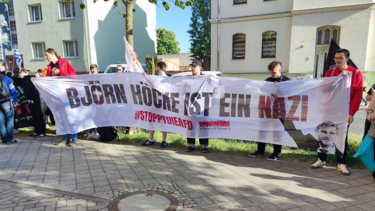 Demo vor dem Gerichtsgebäude in Halle. 
