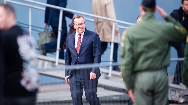 Der Kanzler und die SPD würden Pistorius "gerade ganz schön auflaufen lassen", so offenbar die Einschätzung führender Bundeswehrvertreter.
