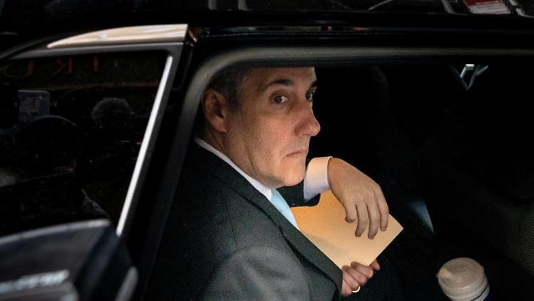 Donald Trumps früherer persönlicher Anwalt Michael Cohen auf dem Weg ins Gericht.