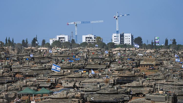 Panzerfahrzeuge der israelischen Armee an der Grenze zwischen Israel und Gaza. Die Großoffensive auf Rafah hat noch nicht begonnen. 