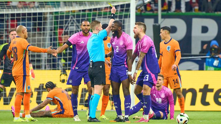 Robert Andrich sieht hier Gelb wegen eines Fouls - bei der EM würde auch Antonio Rüdiger wegen seiner Beschwerde beim Schiedsrichter eine Verwarnung drohen.