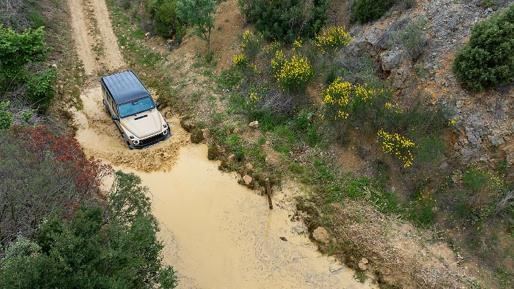 Auch bei Wasserdurchfahrten ist der elektrische G Champion. Er kann tiefer waten, weil es keinen Verbrenner gibt, der infolge von Wasseransaugung zerstört werden könnte.