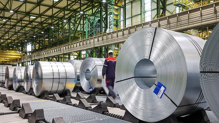 Im Thyssenkrupp-Werk in Dortmund werden Stahlbleche feuerverzinkt. 