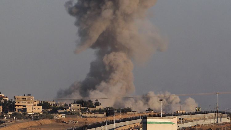 Nach einem israelischen Angriff steigt im dicht besiedelten Rafah Rauch in die Luft. 