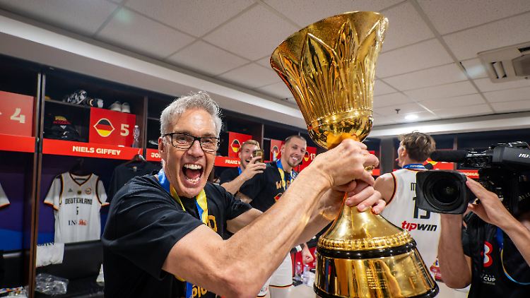 Gordon Herbert mit dem WM-Pokal.