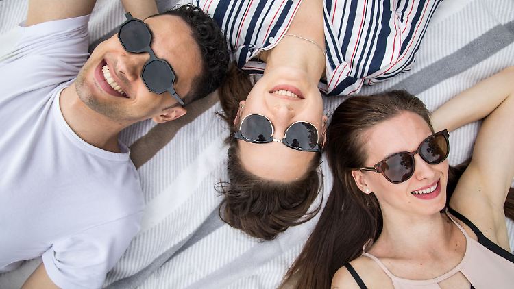 Empfohlen wird das Tragen einer Sonnenbrille mit CE-Zeichen, die garantiert, dass die Brille nach EU-Standards ausreichenden UV-Schutz bietet.