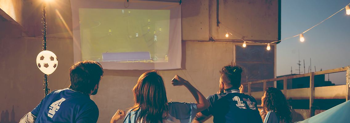 Gemeinsam macht Fußball schauen doppelt so viel Spaß. Zur EM setzen viele wieder auf einen Beamer zum Rudelgucken. Aber welche Modelle sind gut und worauf gilt es zu achten?