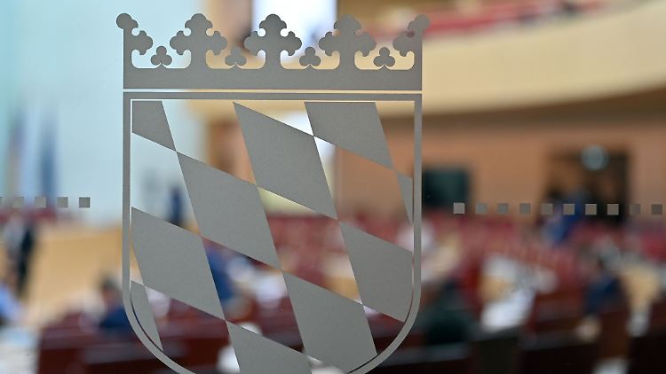 Abgeordnete nehmen an einer Plenarsitzung im bayerischen Landtag teil.