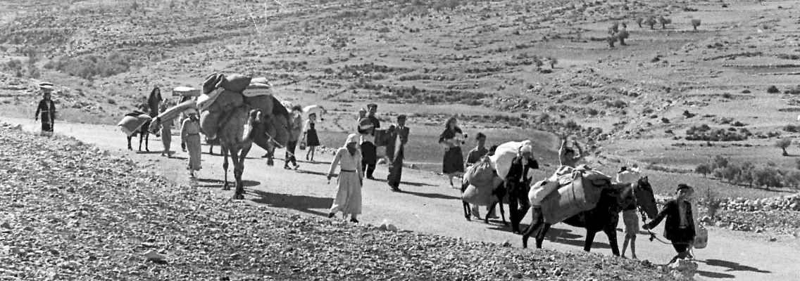 Arabische Flüchtlinge gehen mit ihren Kindern und Habseligkeiten im Gepäck am 9. November 1948 auf einer staubigen Straße von Jerusalem in den Libanon. Die Staatsgründung Israels war 1948 für Hunderttausende von Palästinensern mit Vertreibung und dem Verlust von Heimat verbunden.