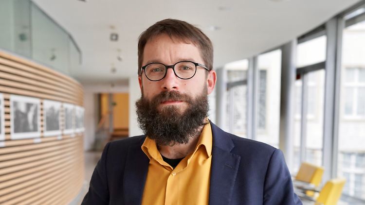 Der 1981 geborene Sebastian Striegel aus Halle sitzt seit 2011 für die Grünen im Landtag von Sachsen-Anhalt und ist Mitglied der Rechtsextremismuskommission des Grünen-Bundesvorstands.