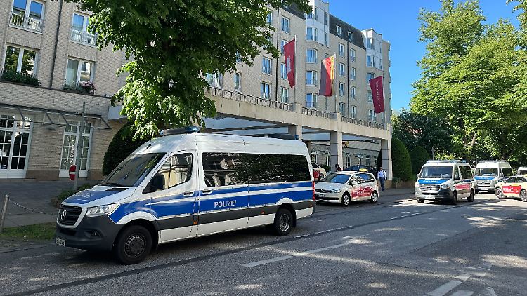 Die Polizei vollstreckt einen Durchsuchungsbeschluss.