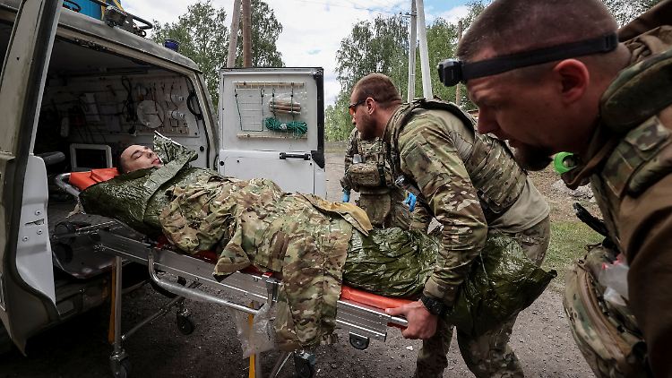 Ukrainische Sanitäter bergen einen verwundeten Kameraden in der Region Charkiw. 