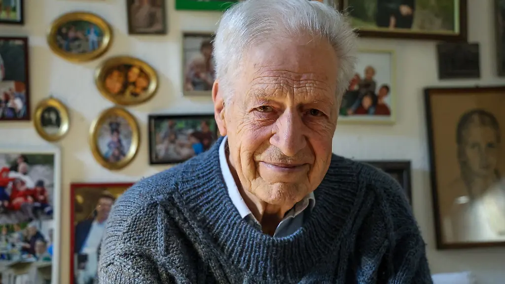 Henning-Scherf-SPD-deutscher-Politiker-und-Jurist-ehemaliger-Praesident-des-Bremer-Senats-und-Buergermeister-posiert-in-seiner-Wohnung-in-Bremen-vor-Fotos-seiner-Kinder-und-Enkel