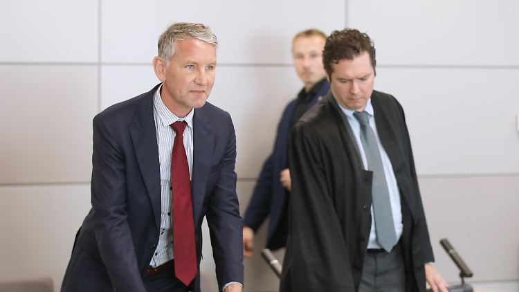Björn Höcke mit seinem Anwalt Philip Müller vor Gericht.  