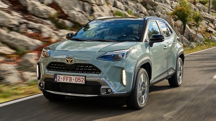 Die Premiere Edition des neuen Toyota Yaris Cross rollt ab 39.600 Euro in der Zweifarblackierung Urban Khaki an.