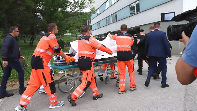 Rettungskräfte bringen den angeschossenen slowakischen Ministerpräsidenten Fico ins Krankenhaus. Seine Bodyguards müssen sich nun verantworten.
