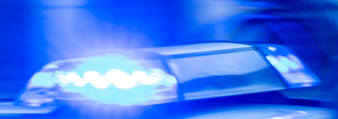 Ein Einsatzfahrzeug der Polizei fährt mit Blaulicht.