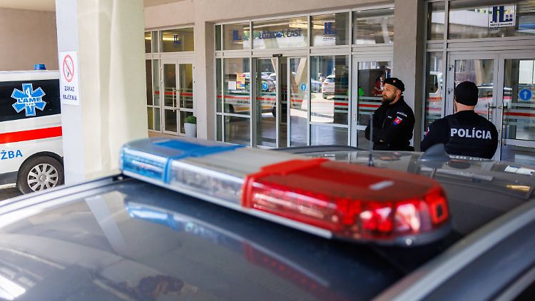 Polizisten vor der Klinik, in der Fico behandelt wird. 