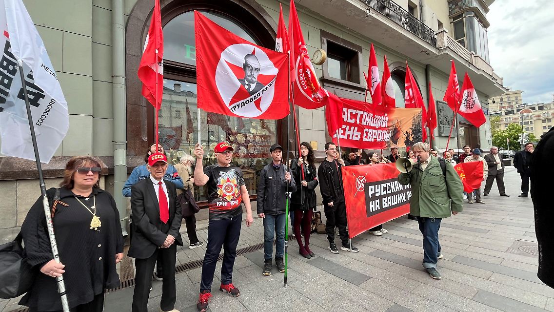 Mit sowjetischer Symbolik protestierten russische Aktivisten gegen die EU-Feier in Moskau.
