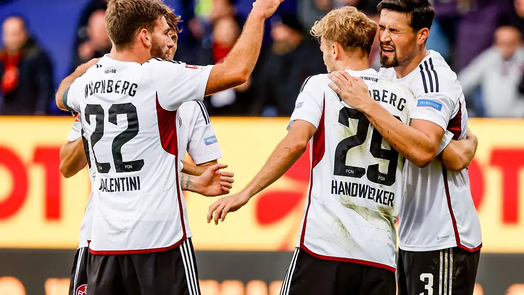 Nuernbergs-Benjamin-Goller-l-r-Nuernbergs-Enrico-Valentini-Nuernbergs-Tim-Handwerker-und-Nuernbergs-Ahmet-Guerleyen-feiern-den-Sieg