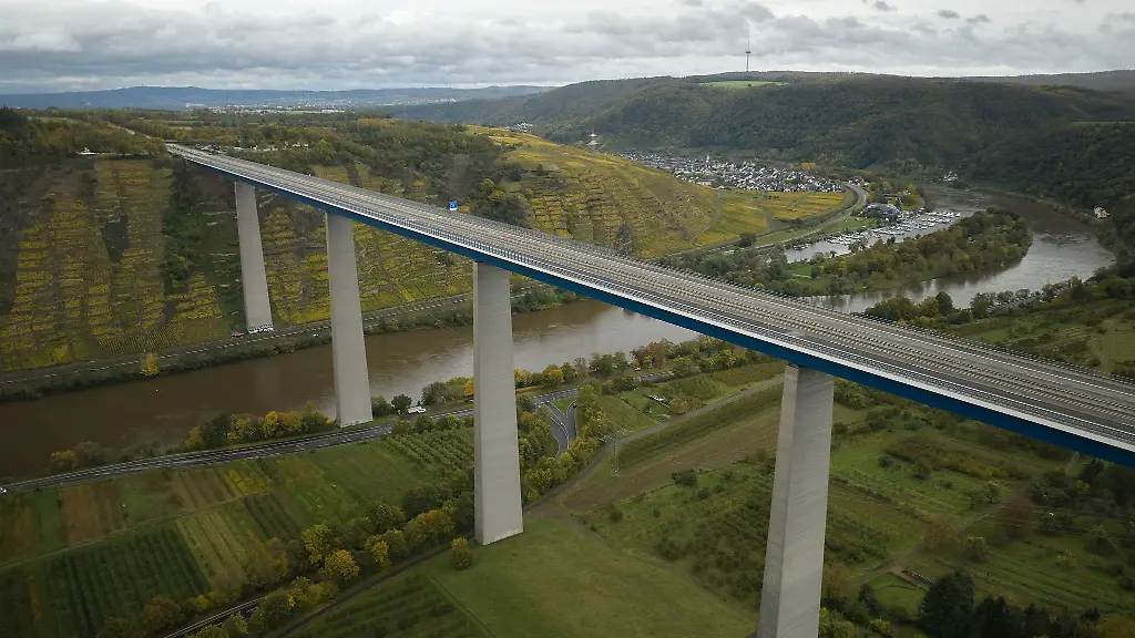 Die-1972-erbaute-935-Meter-lange-und-bis-zu-136-Meter-hohe-Moseltalbruecke-ist-reparaturbeduerftig