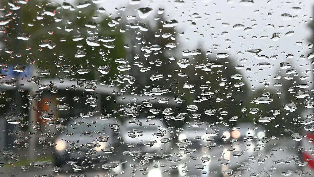 Regentropfen-sammeln-sich-auf-einer-Scheibe