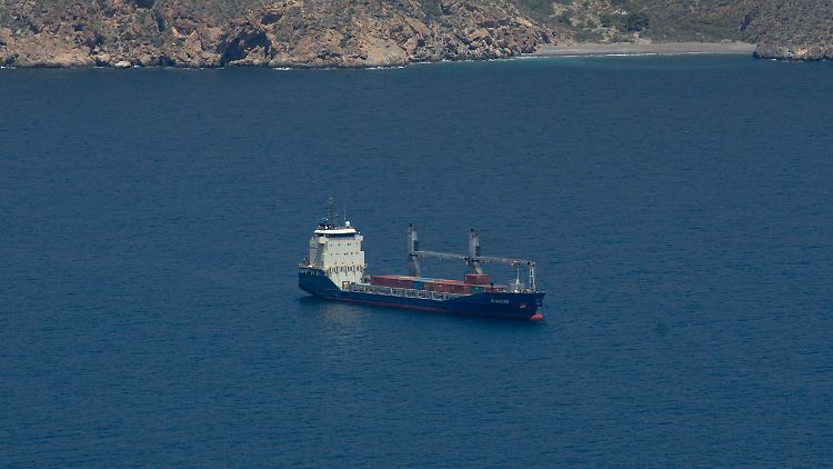 Die "Borkum" wartet auf Anlegeerlaubnis vor dem Hafen von Cartagena.