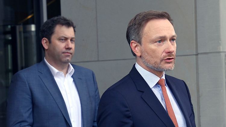 Wollen gemeinsam den Haushalt 2025 stemmen, sind sich aber beim Thema Rentenkürzungen uneins: Lars Klingbeil (l.) und Christian Lindner. 