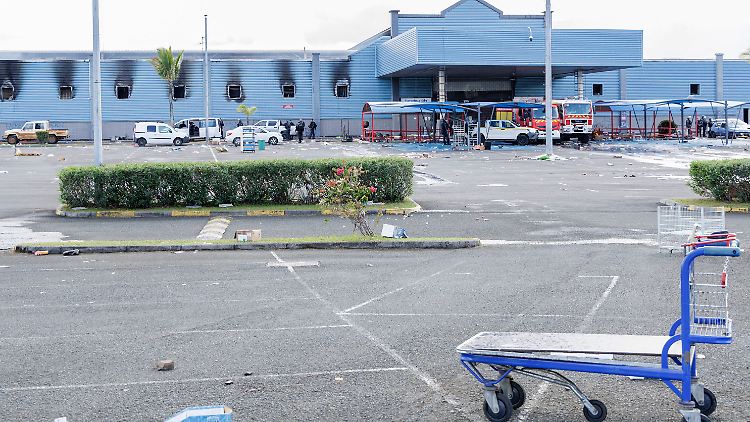 Dieses Shoppingcenter in Nouméa wurde niedergebrannt und geplündert.
