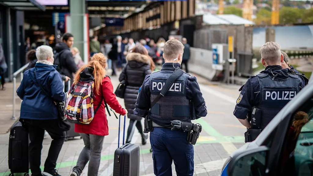 Polizisten-sind-am-Stuttgarter-Hauptbahnhof-im-Einsatz