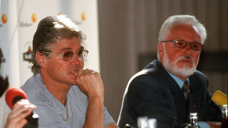 Trainer Friedel Rausch (l.) ist fassungslos.