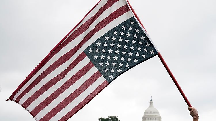 Die umgedrehte Flagge ist zu einem Symbol der Trump-Anhänger geworden, die seine Lüge vom Wahlbetrug glauben.