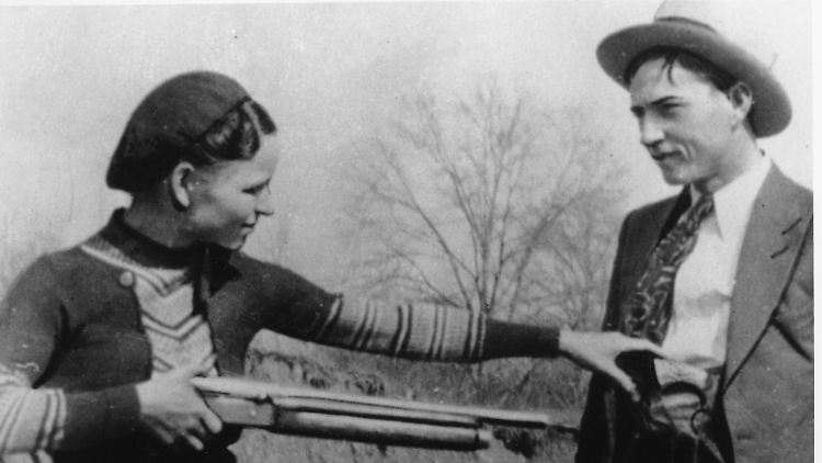 Es gibt nur wenige Bilder von Bonnie Parker und Clyde "Champion" Barrow.