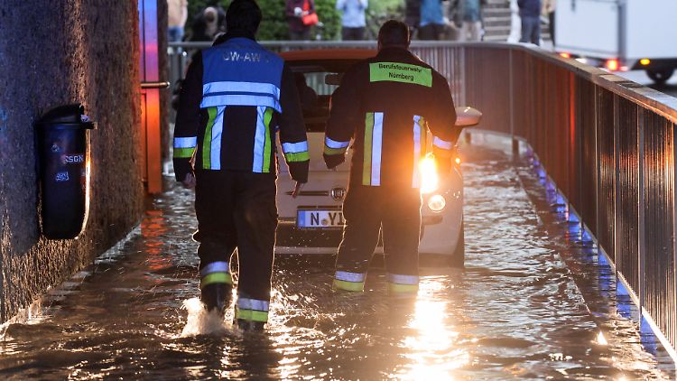 Sintflutartige Regenfälle und Hagelschlag führen zu Problemen in Nürnberg. Menschen kommen aber nicht zu Schaden.
