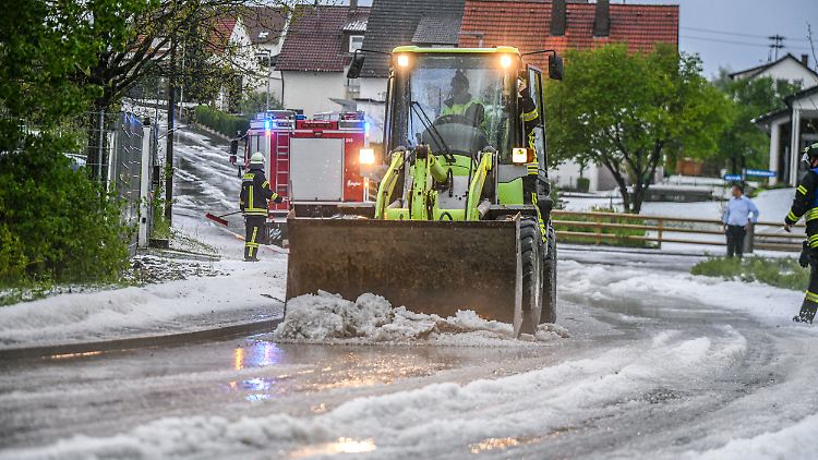 Auch Hagel kam runter: Hier im baden-württembergischen Söhnstetten waren die Straßen dadurch ganz weiß.