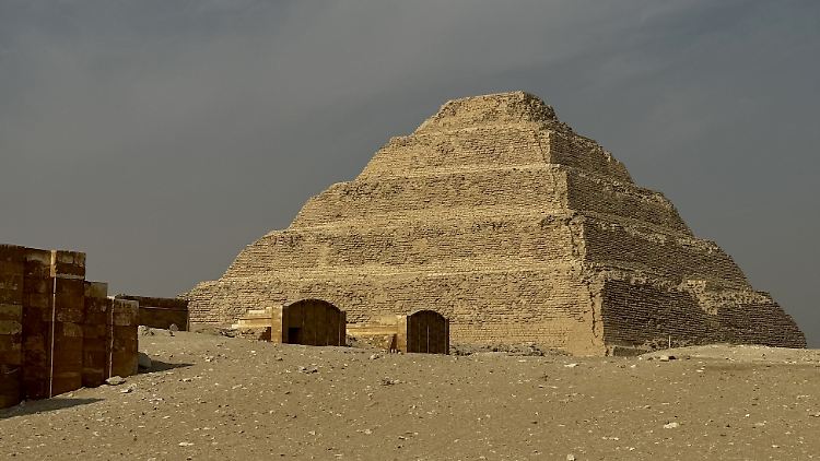 Stufenpyramide des Djoser, die während der dritten Dynastie erbaut wurde.