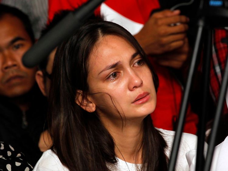 Luna Maya hält zu ihrem Freund.