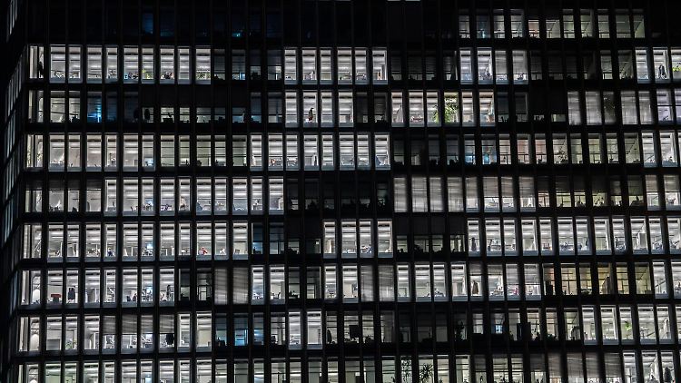 Insgesamt kommen die deutschen Arbeitnehmer dem "Desk Sharing Index Germany" zufolge an zwei bis drei Tagen pro Woche ins Büro.