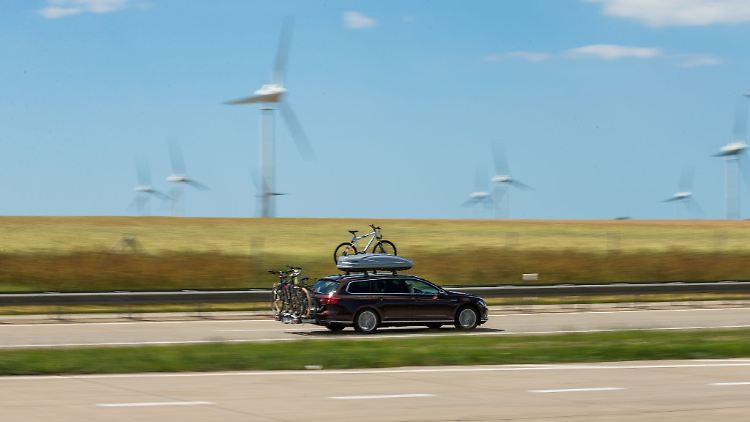 Gepäck, Luftdruck, Sprit: Mit einigen Tipps lässt sich schon auf dem Weg in den Urlaub etwas Geld sparen.